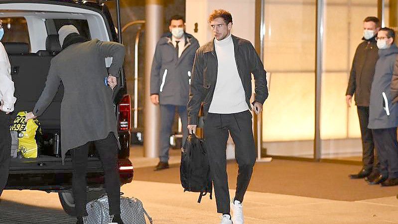 Die Nationalspieler treffen nach und nach am Teamhotel ein: Leon Goretzka (M) vor dem Ritz-Carlton. Foto: Swen Pförtner/dpa