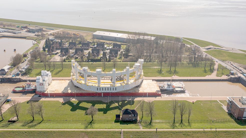 Die Große Seeschleuse ist das wichtigste Nadelöhr zum Emder Binnenhafen. Archivfoto: DPA