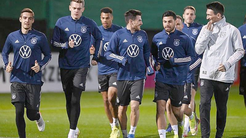 Die Nationalspieler beim Aufwärmen zum Abschlusstraining mit Special Coach Nicklas Dietrich. Foto: Swen Pförtner/dpa