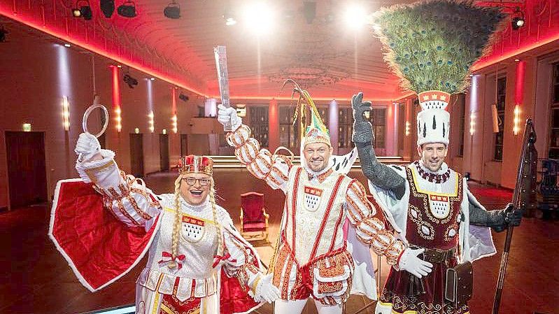 Jungfrau Gerdemie (Björn Braun, l-r), Prinz Sven I. (Sven Oleff) und Bauer Gereon (Gereon Glasemacher), das Kölner Dreigestirn, stehen im Festsaal Gürzenich in Köln. Foto: Costa Belibasakis/Gemeinnützige Gesellschaft des Kölner Karnevals mbH/dpa