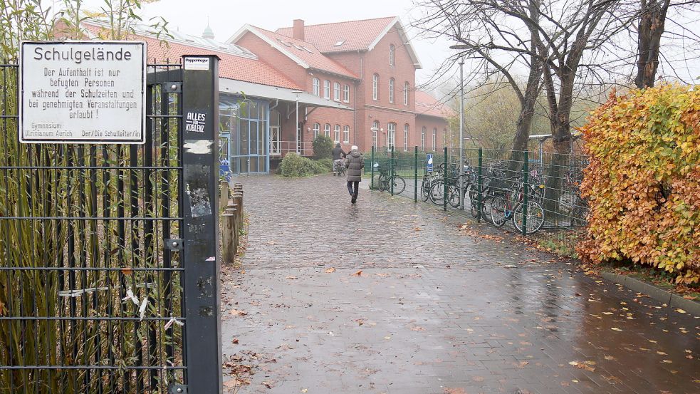 Das Tor, durch das man von der Sparkassen-Arena zum Güterschuppen gelangt, wird künftig vorwiegend verschlossen sein. Fotos: Heino Hermanns