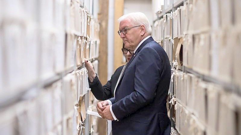 Bundespräsident Frank-Walter Steinmeier besucht das Menschenrechtszentrum der Organisation „Memorial“ in Moskau (Russland) und wird von der Leiterin, Irina Lasarewna Scherbakowa, durch das Archiv geführt. Foto: picture alliance / Bernd von Jutrczenka/dpa