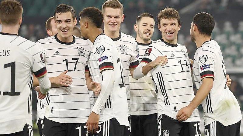 Die DFB-Spieler machten in Wolfsburg sowohl ihren Trainer als auch die Fans zufrieden. Foto: Christian Charisius/dpa