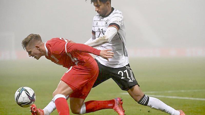 Kevin Schade (r) kommt vor dem Polen Michal Skoras an den Ball. Foto: Marijan Murat/dpa