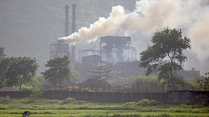 Rauch steigt aus einem mit Kohle betriebenen Stahlwerk im Dorf Hehal in der Nähe von Ranchi im östlichen Bundesstaat Jharkhand in Indien. Foto: Altaf Qadri/AP/dpa