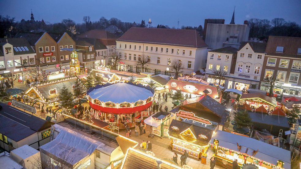 Nicht ganz so eng wie 2018 werden die Buden in diesem Jahr beim Auricher Weihnachtszauber stehen. Foto: Romuald Banik