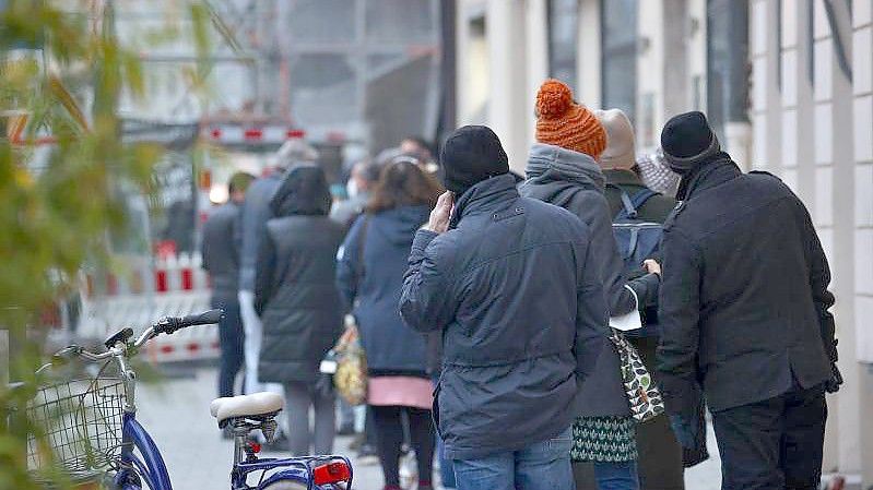 Menschen warten in einer langen Schlange vor einem Corona-Test- und Impfzentrum in Augsburg. Foto: Karl-Josef Hildenbrand/dpa