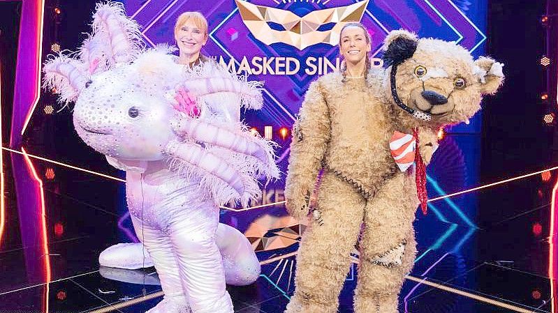 In der Musik-Rateshow „The Masked Singer“ sind mit „Tatort“-Schauspielerin Andrea Sawatzki (l) und „red.“-Moderatorin Annemarie Carpendale gleich zwei Prominente in einer Folge enttarnt worden. Foto: Rolf Vennenbernd/dpa