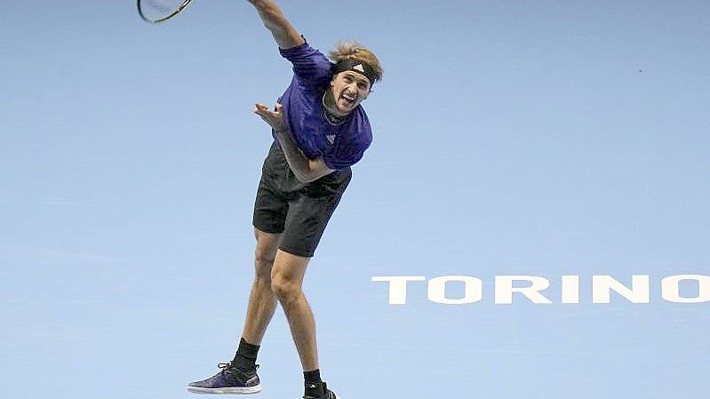 Alexander Zverev gewann sein Auftaktmatch in Turin durch Aufgabe des Gegners. Foto: Luca Bruno/AP/dpa