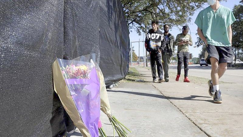 Gedenken der Toten: Blumen am Zaun des Astroworld-Festivalgeländes. Foto: Michael Wyke/AP/dpa