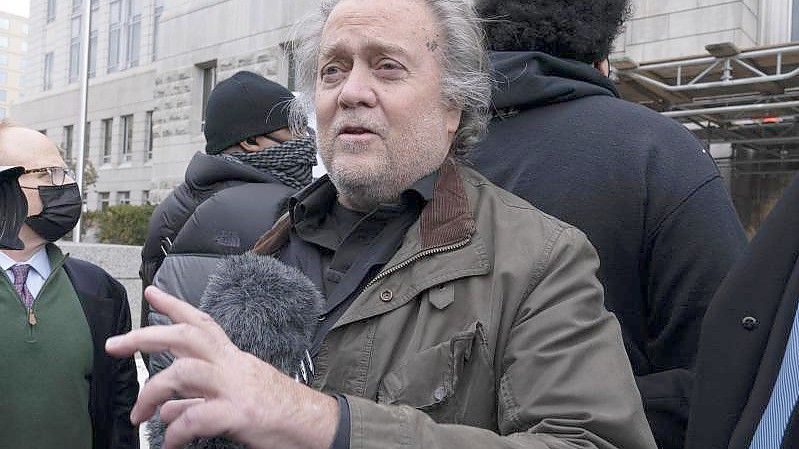 Steve Bannon spricht vor der FBI-Außenstelle in Washington mit Pressevertretern. Foto: Jose Luis Magana/FR159526 AP/dpa