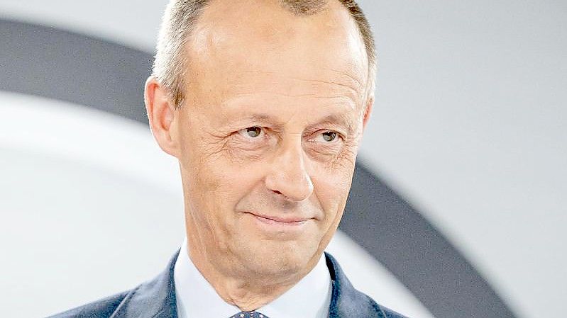 Friedrich Merz (M) stellt in Berlin Mario Czaja und Christina Stumpp als Kandidaten für eine Teamlösung als Generalsekretäre der Union vor. Foto: Michael Kappeler/dpa