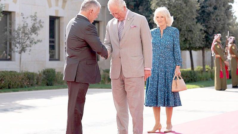 Prinz Charles und Herzogin Camilla werden von König Abdullah II. von Jordanien begrüßt. Foto: Joe Giddens/PA Wire/dpa