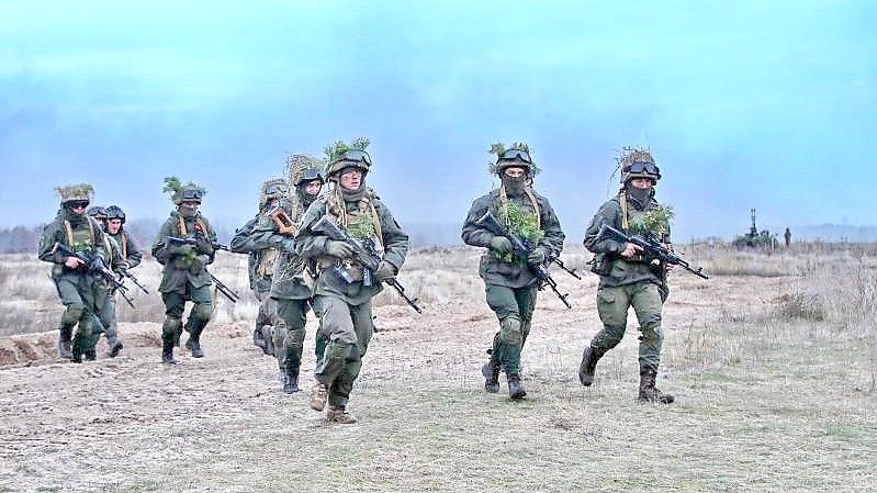 Ukrainische Soldaten durchqueren ein Feld im Ort Stare südlich der Haupstadt Kiew. Schweden hat sich dafür ausgesprochen, EU-Militärausbilder in die Ukraine zu schicken. Foto: -/Ukrinform/dpa