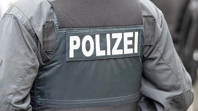 Bei der Großrazzia sind mehrere Hundert Polizisten in Einsatz. Foto: Swen Pförtner/dpa