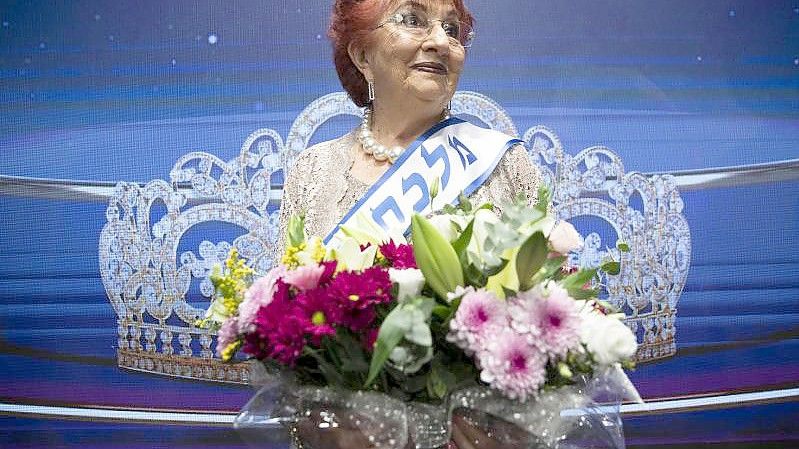 Salina Steinfeld (86) wird zur „Miss Holocaust Survivor“ gekürt. Foto: Oded Balilty/AP/dpa