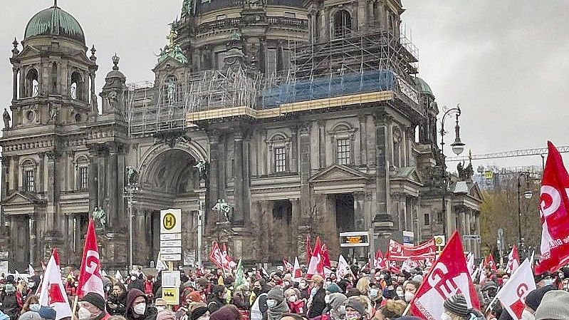 Teilnehmer am Warnstreik und an der Demonstration von Beschäftigten der Berliner Bürger- und Ordnungsämter und bei der Polizei demonstrieren und streiken im Lustgarten unweit des Berliner Doms. Foto: Paul Zinken/dpa