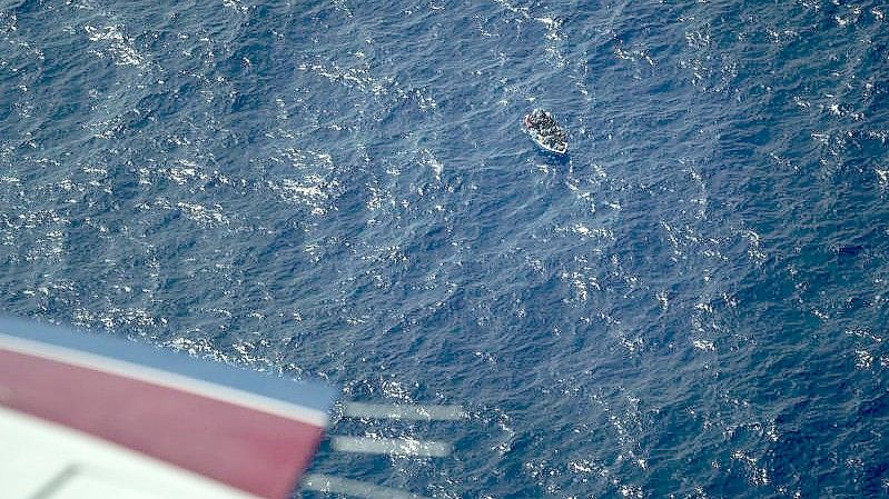 Ein überfülltes Boot, was vermutlich Migranten transportiert, aufgenommen aus einem Flugzeug Anfang Oktober. Foto: Renata Brito/AP/dpa