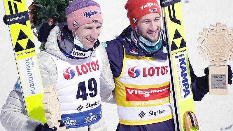 „Spezl“: Die Skispringer Marcus Eisenbichler (r) und Karl Geiger. Foto: Czarek Sokolowski/AP/dpa