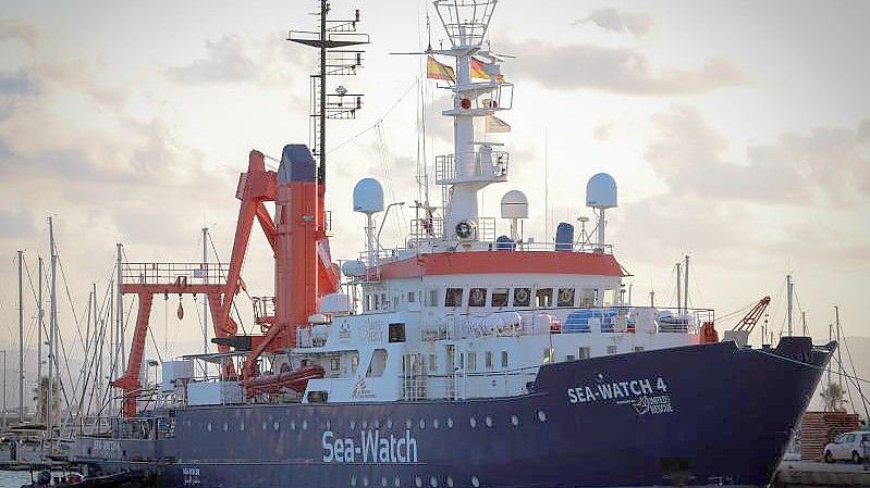 Das Seenotrettungsschiff „Sea-Watch 4“ liegt im Hafen von Burriana. Foto: Hannah Wallace Bowman/MSF/dpa