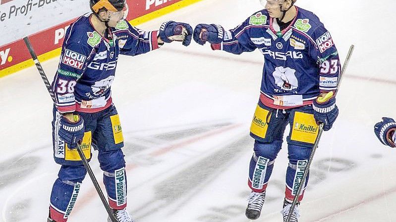 Berlins Yannick Veilleux (l) klatscht sich nach seinem Treffer zum 1:0 mit Teamkollege Leo Pföderl ab. Foto: Andreas Gora/dpa