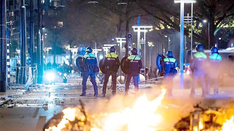 Proteste gegen Corona-Maßnahmen haben zu Krawallen und Verletzten geführt. Foto: ---/ANP MEDIA-TV/dpa