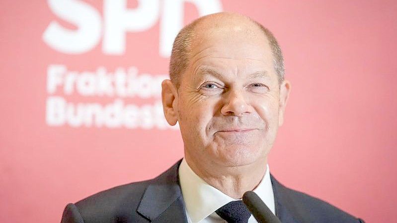 Die Koalitionsverhandlungen von SPD, Grünen und FDP biegen offenbar in eine Zielgerade ein. Olaf Scholz zeigt sich zufrieden. Foto: Kay Nietfeld/dpa