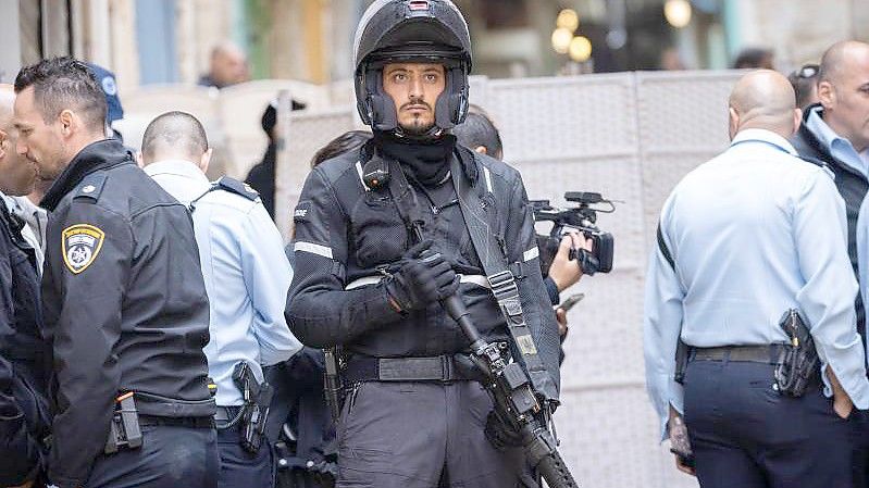 Israelische Polizeibeamte versammeln sich in der Nähe des Ortes des Anschlags in der Jerusalemer Altstadt. Foto: JINI/XinHua/dpa