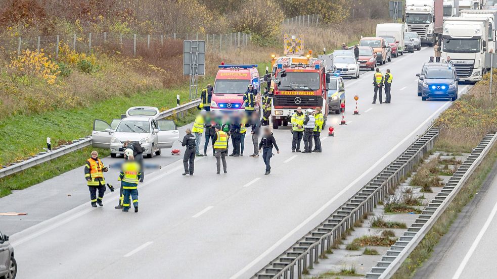 Bevor die Frau von einem Fahrzeug erfasst wurde, soll ihr Ehemann auf sie eingestochen haben. Foto: Benjamin Nolte/dpa