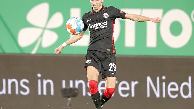 Der 21-jährige Frankfurter Jesper Lindström spielt den Ball. Foto: Daniel Karmann/dpa