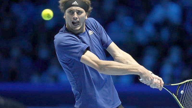 Zverev hat sich im Finale des ATP-Saisonabschlusses mit 6:4, 6:4 gegen den Russen Daniil Medwedew durchgesetzt. Foto: Luca Bruno/AP/dpa