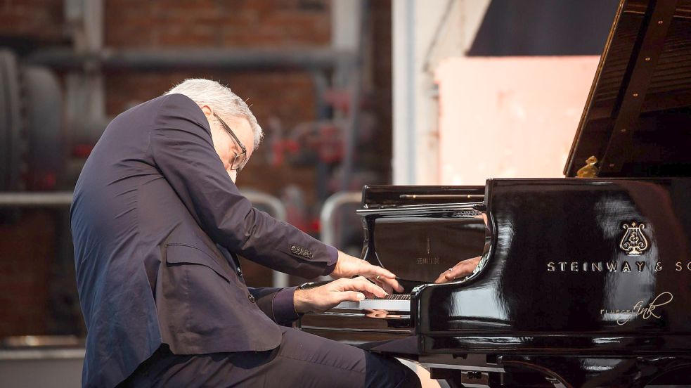 Der Anfang vom Ende: Markus Becker spielt zur Eröffnung der Niedersächsischen Musiktage in Papenburg. Damals wusste noch niemand, dass er das letzte Festival dieser Art eröffnet. Foto: Helge Krückeberg