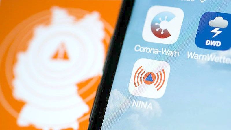 Warn-Apps auf einem Smartphone. Symbolbild. Foto: Jens Kalaene/dpa-Zentralbild/ZB