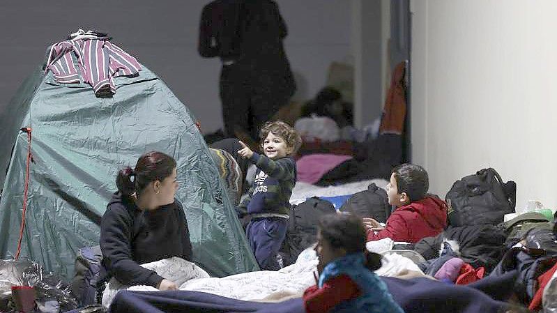 Das von der belarussischen Staatsagentur BelTA via AP zur Verfügung gestellte Handout zeigt Migranten, die sich in einem Logistikzentrum am Kontrollpunkt Kuznica nahe der belarussisch-polnischen Grenze ausruhen. Foto: Andrey Pokumeiko/BelTA/AP/dpa