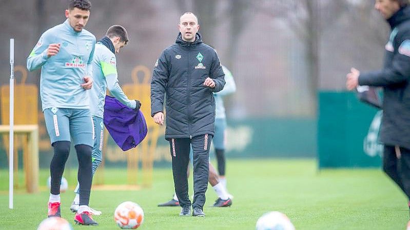 Ole Werner (M.) leitete zum ersten Mal das Training bei Werder Bremen. Foto: Sina Schuldt/dpa