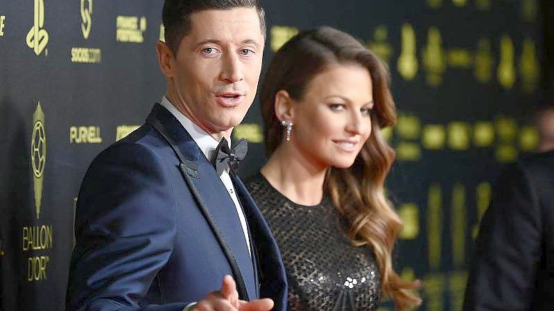 Robert Lewandowski und seine Frau Anna vor der Verleihung im Pariser Théâtre du Châtelet. Foto: Franck Fife/AFP/dpa