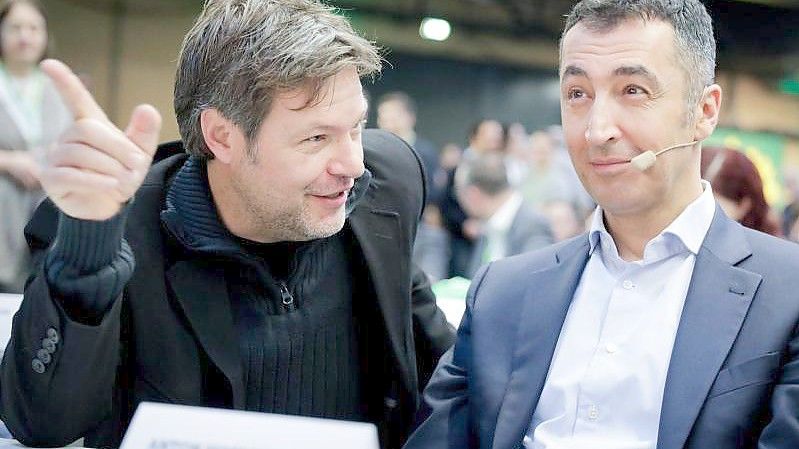 Schleswig-Holsteins damaliger Umweltminister Robert Habeck (l, Grüne) und der Vorsitzende von Bündnis 90/Die Grünen, Cem Özdemir auf dem Parteitag von Bündnis 90/Die Grünen. Foto: Kay Nietfeld/dpa