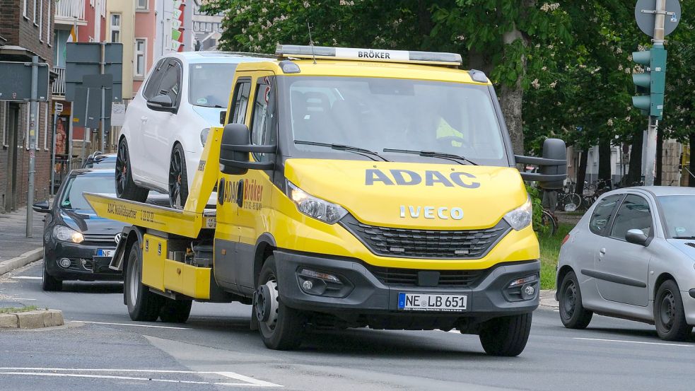 Wenn das Auto streikt, geht es oft nur mit einem Pannenhelfer weiter. Foto: imago images/Michael Gstettenbauer