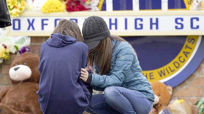 Menschen trauern vor der Oxford High School. Foto: Paul Sancya/AP/dpa