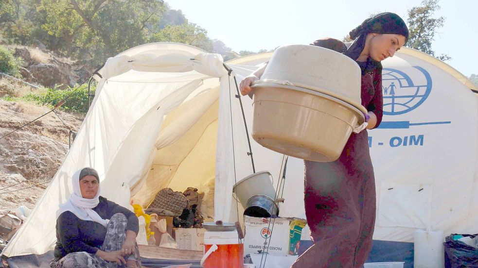 Ein IS-Kämpfer muss wegen eines Kriegsverbrechens an einem jesidischen Mädchen lebenslang in Haft. Im Bild jesidische Flüchtlinge in einem Zeltlager im Nordirak Foto: Antonio Pampliega/dpa