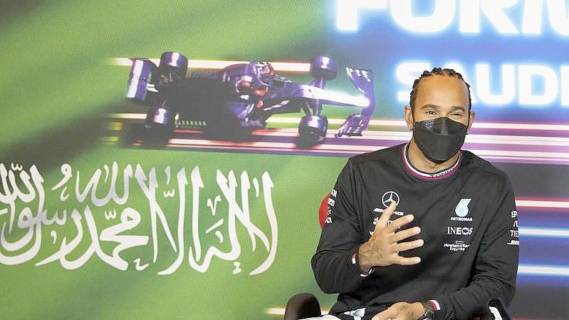 Hat sein Unbehagen über den Grand Prix in Saudi Arabien ausgedrückt. Lewis Hamilton bei einer Pressekonferenz auf dem Corniche Circuit. Foto: Hassan Ammar/AP/dpa