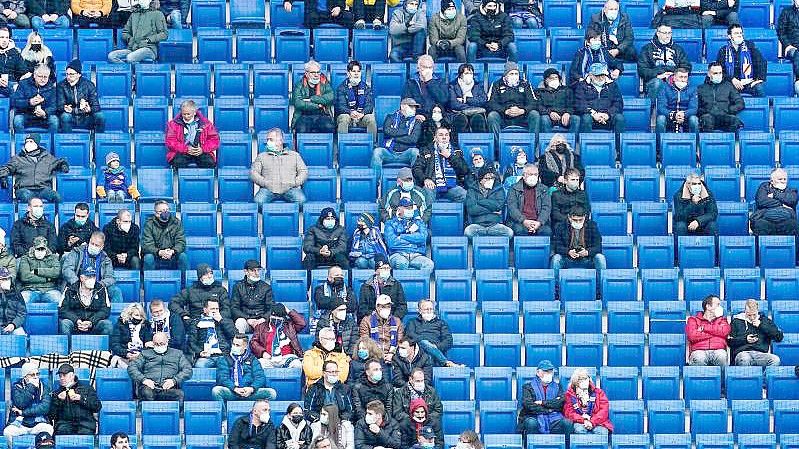 In den Stadien wird es vorerst wieder deutlich leerer: Höchstens 15.000 Zuschauer in den Arenen zugelassen. Foto: Uwe Anspach/dpa