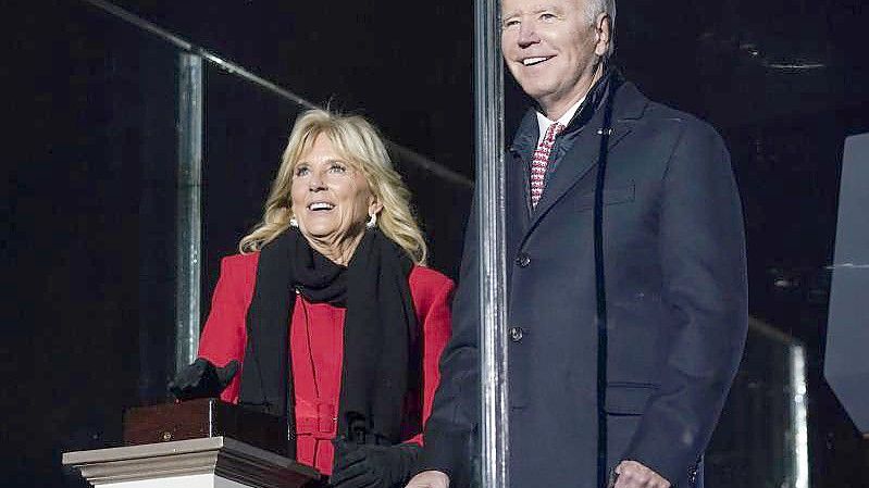 US-Präsident Joe Biden und First Lady Jill Biden kurz vor dem Entzünden des nationalen Weihnachtsbaums. Foto: Susan Walsh/AP/dpa