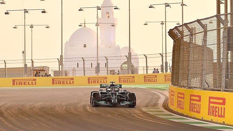 Lewis Hamilton geht in Saudi-Arabien von der Pole Position ins Rennen. Foto: Hasan Bratic/dpa