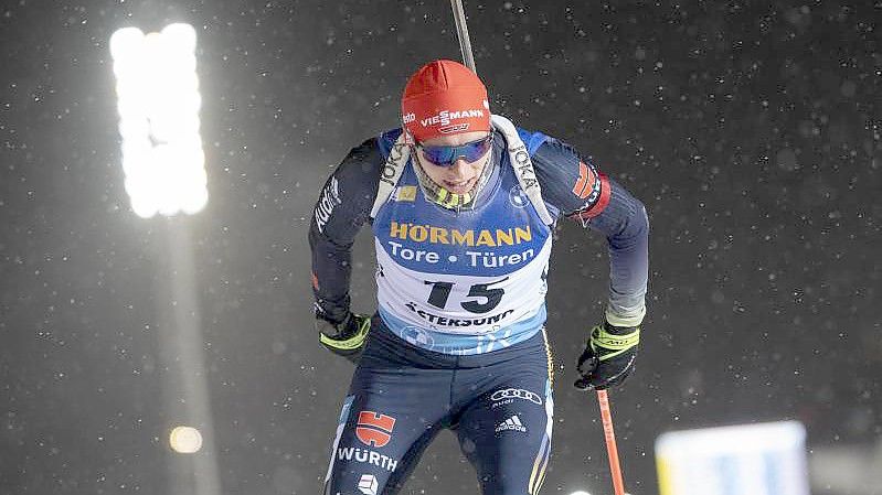 Benedikt Doll geht bei der ersten Biathlon-Verfolgung des Olympia-Winters als 14. an den Start. Foto: Fredrik Sandberg/TT News Agency/AP/dpa