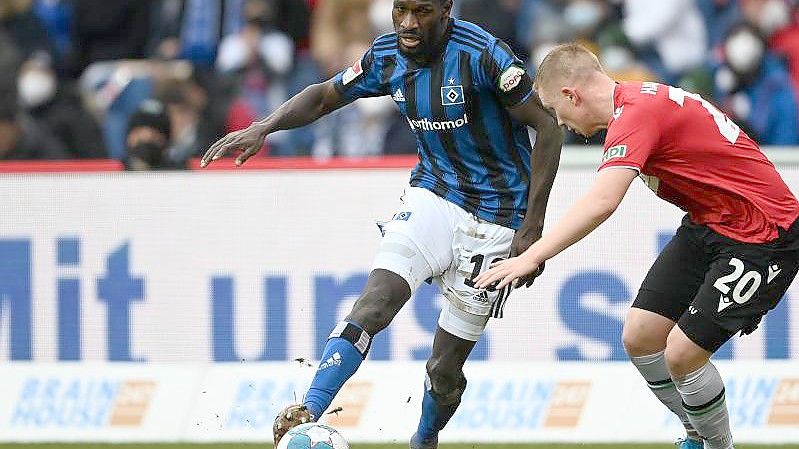 Gegen Bakery Jatta (l) wurde Anklage erhoben. Foto: Swen Pförtner/dpa