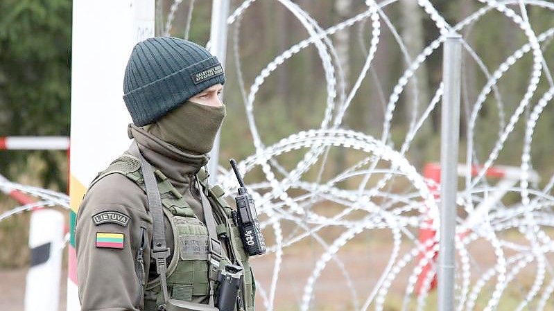 Ein litauischer Grenzschützer steht an der litauisch-belarussischen Grenze. Das osteuropäische Land will den Ausnahmezustand in seiner Grenzregion bis zum 14. Januar 2022 verlängern. Foto: -/State Border Guard Service/dpa