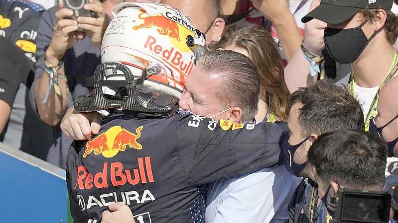 Max Verstappen (l) wird nach dem Sieg in den USA von seinem Vater Jos umarmt. Foto: Nick Didlick/AP/dpa