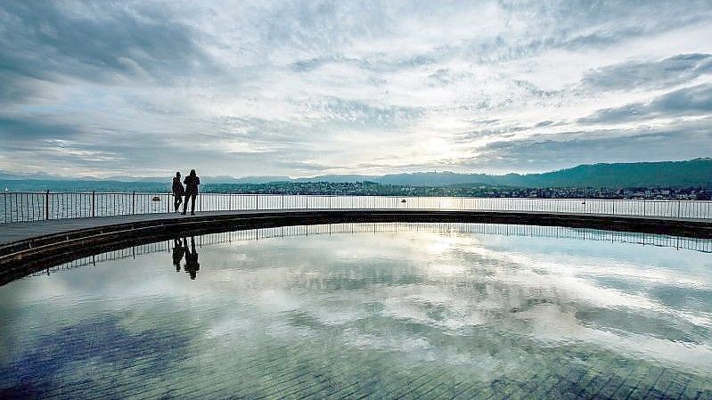 Blick auf den Zürichsee. In der Stadt steht ein deutscher Anwalt wegen des Vorwurfs der Wirtschaftsspionage im Zusammenhang mit der Aufdeckung von Cum-Ex-Geschäften vor Gericht. Foto: Walter Bieri/KEYSTONE/dpa