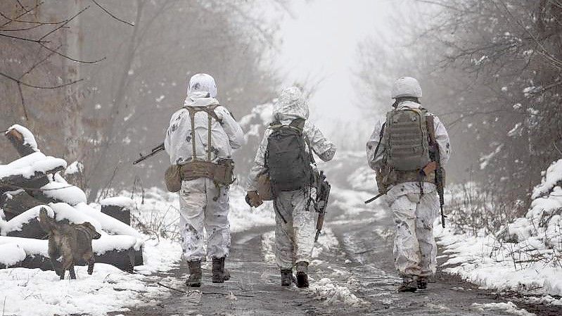 Ukrainische Soldaten in Katerinivka. Foto: Andriy Dubchak/AP/dpa